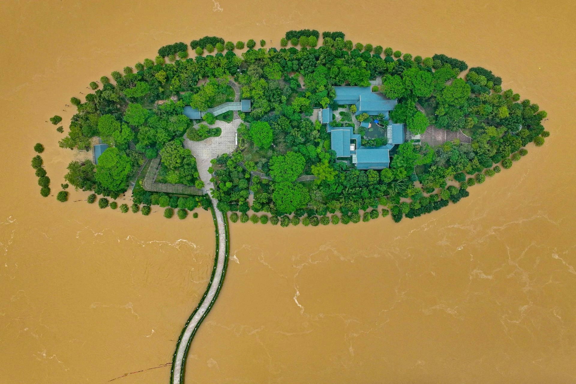 Blatna voda guta betonsku džunglu, 127 milijuna ljudi u pripravnosti: "Ovo se viđa jednom u 100 godina"